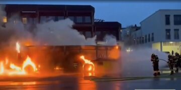 Τραγωδία στην Ελβετία: Έξι νεκροί και πέντε τραυματίες από φωτιά σε λεωφορείο στην πόλη Κέρτσερς– Πληροφορίες για άνδρα που αυτοποπυρπολήθηκε μέσα στο λεωφορείο