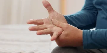 Νόσος του Πάρκινσον: Τα 9 σημάδια που σας προειδοποιούν χρόνια πριν εκδηλωθεί