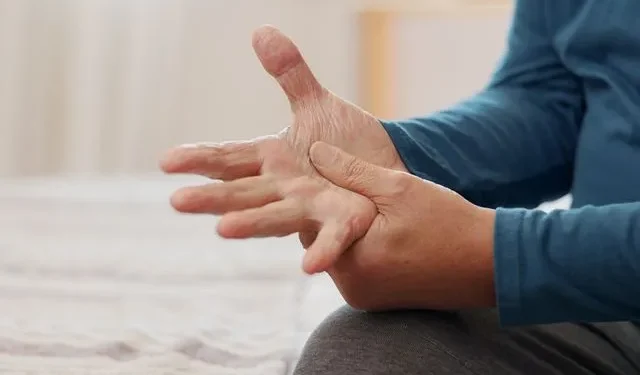 Νόσος του Πάρκινσον: Τα 9 σημάδια που σας προειδοποιούν χρόνια πριν εκδηλωθεί