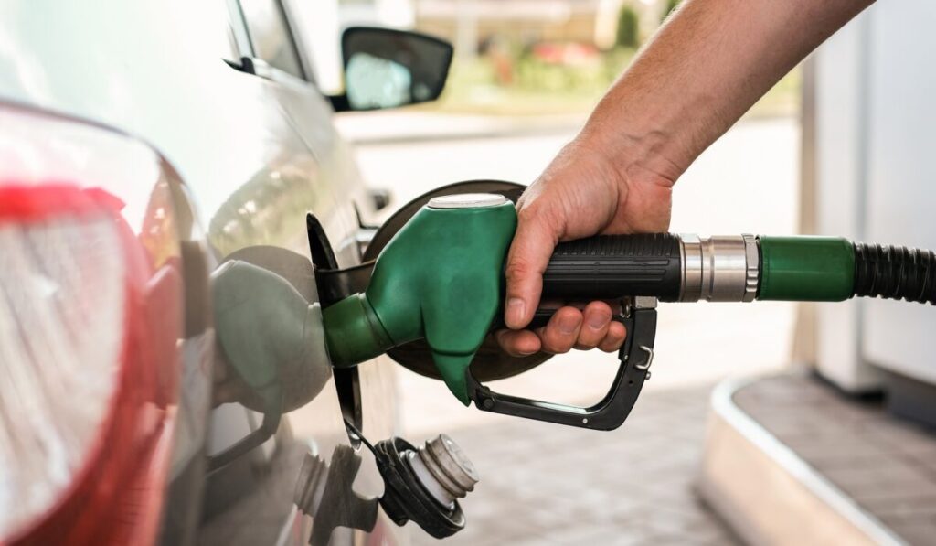 Αντιδράσεις των βενζινοπωλών για το πλαφόν: «Δεν θα πέσουν οι τιμές στα καύσιμα»