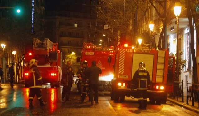 Φωτιά το βράδυ της Τετάρτης σε κατάστημα με ηλεκτρικά σκούτερ στη λεωφόρο Βάρης – Κορωπίου