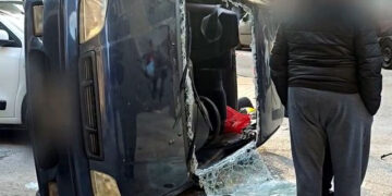 Αυτοκίνητο αναποδογύρισε στη μέση του δρόμου στην περιοχή της Κυψέλης – Απεγκλωβίστηκε ο οδηγός