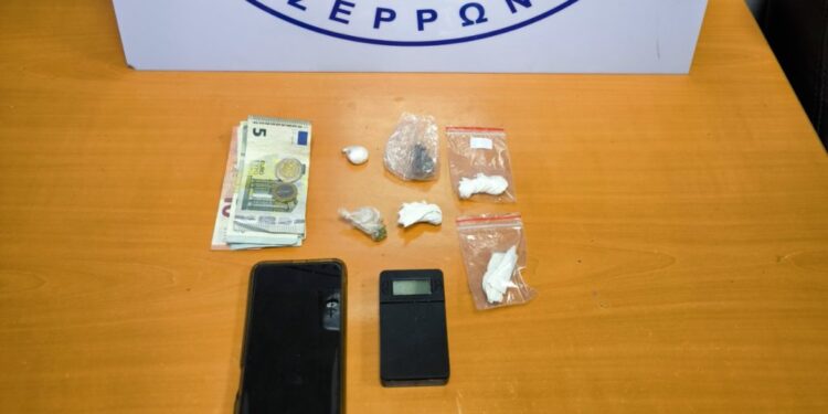 Σέρρες: Με τη βοήθεια του εκπαιδευμένου σκύλου της ΕΛ.ΑΣ. «Roxy» εντοπίστηκαν ναρκωτικά σε διαμέρισμα γυναίκας