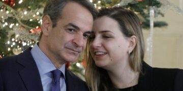 H Σοφία Μητσοτάκη διαψεύδει δημοσίευμα περί επιστροφής με ιδιωτικό τζετ και έδωσε στη δημοσιότητα το εισιτήριό της από Ομάν – Αθήνα: «Ελπίζω ότι ολοκληρώνεται αυτή η αθλιότητα»