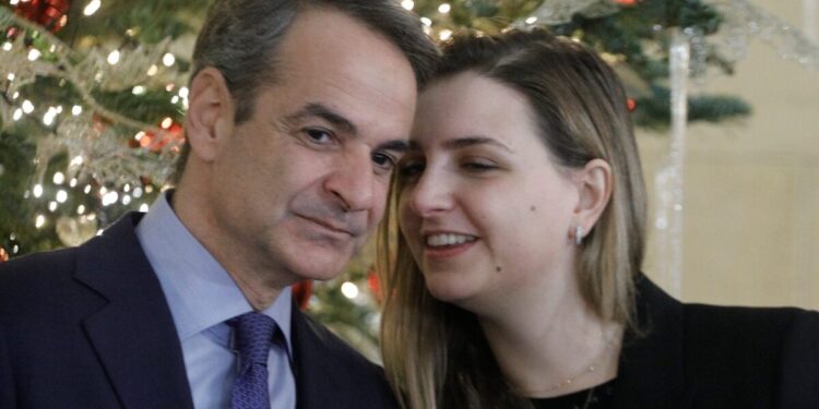 H Σοφία Μητσοτάκη διαψεύδει δημοσίευμα περί επιστροφής με ιδιωτικό τζετ και έδωσε στη δημοσιότητα το εισιτήριό της από Ομάν – Αθήνα: «Ελπίζω ότι ολοκληρώνεται αυτή η αθλιότητα»