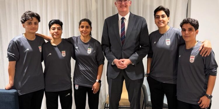 Τρία μέλη της γυναικείας ποδοσφαιρικής ομάδας του Ιράν αποφάσισαν τελικά να μην μείνουν στην Αυστραλία και να επιστρέψουν στη χώρα τους