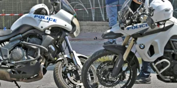 Σοκαριστικό τροχαίο στην Αθήνα – Αστυνομικός με την υπηρεσιακή μηχανή πέρασε με κόκκινο και σκότωσε 63χρονο