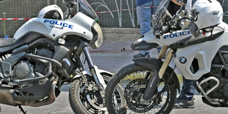 Σοκαριστικό τροχαίο στην Αθήνα – Αστυνομικός με την υπηρεσιακή μηχανή πέρασε με κόκκινο και σκότωσε 63χρονο