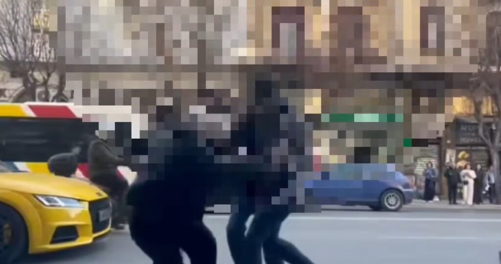 Θεσσαλονίκη: Οδηγός λεωφορείου ΟΑΣΘ πιάστηκε στα χέρια στη μέση του δρόμου με οδηγό ΙΧ που τον έκλεισε