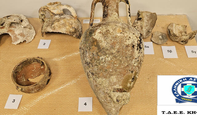 Κηφισιά: Εντοπίστηκαν σε σπίτι 50χρονου δέκα τμήματα ενάλιων αρχαίων αμφορέων