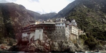 Άγιον Όρος: Μίνι λεωφορείο έπεσε στη θάλασσα, στο λιμάνι Δάφνης