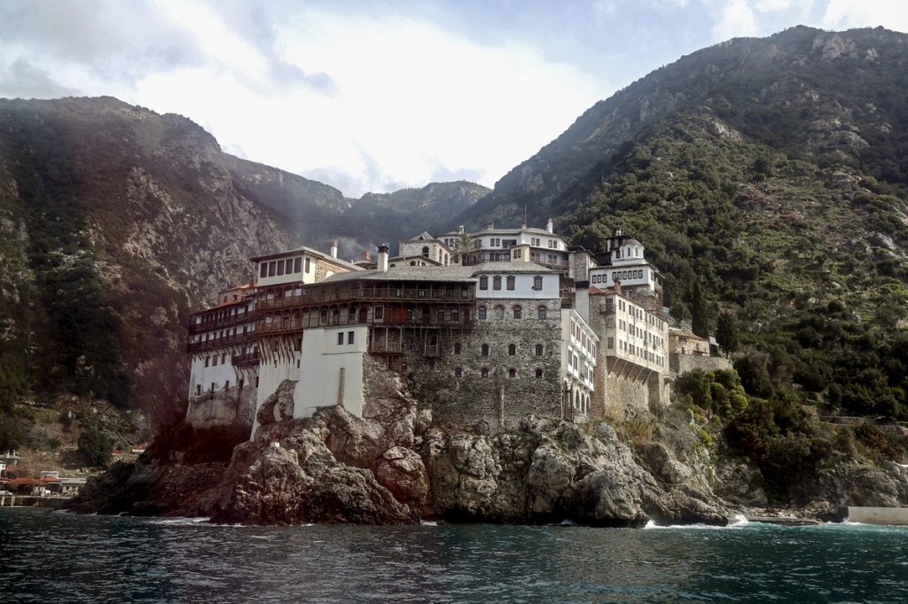 Άγιον Όρος: Μίνι λεωφορείο έπεσε στη θάλασσα, στο λιμάνι Δάφνης