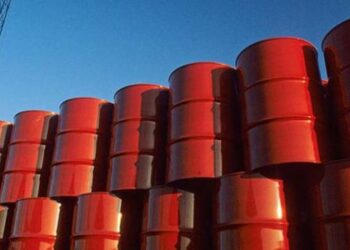 Ξεπέρασε τα 112 δολάρια το βαρέλι η τιμή του πετρελαίου μετά τις επιθέσεις κατά ενεργειακών υποδομών στη Μέση Ανατολή