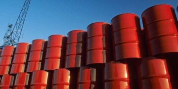 Ξεπέρασε τα 112 δολάρια το βαρέλι η τιμή του πετρελαίου μετά τις επιθέσεις κατά ενεργειακών υποδομών στη Μέση Ανατολή