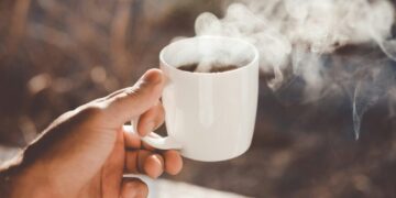 Τι θα συμβεί αν κόψεις τον καφέ: Η αλήθεια για τη σύνδεση με τον ύπνο