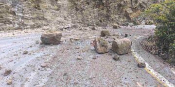 Σαντορίνη: Έκλεισε ο δρόμος προς το λιμάνι από κατολισθήσεις βράχων