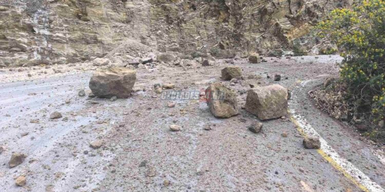 Σαντορίνη: Έκλεισε ο δρόμος προς το λιμάνι από κατολισθήσεις βράχων