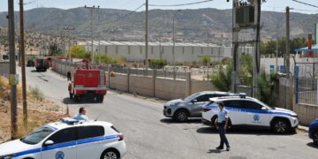 Μεγάλη αστυνομική επιχείρηση σε οικισμούς σε Ασπρόπυργο και Μάνδρα – Συνελήφθησαν 9 άτομα για ρευματοκλοπές και όπλα