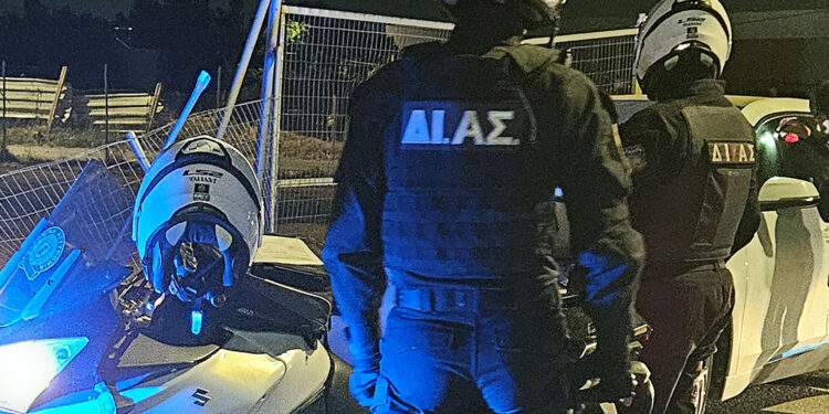 Αστυνομικοί της ομάδας ΔΙΑΣ συνέλαβαν μετά από καταδίωξη στα Πατήσια γνωστό τράπερ