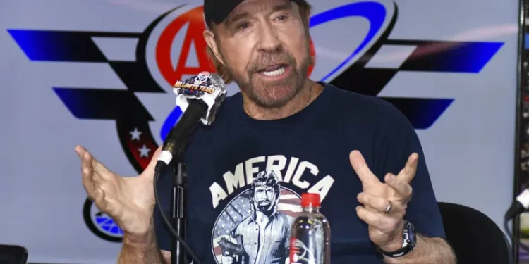 Πέθανε ο θρυλικός ηθοποιός Τσακ Νόρις