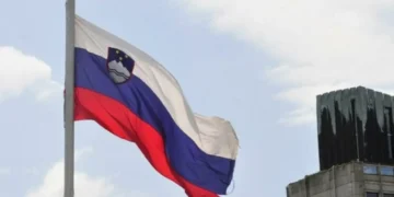 Βουλευτικές εκλογές σήμερα στη Σλοβενία - Αμφίρροπη μάχη μεταξύ του φιλελεύθερου πρωθυπουργού Ρόμπερτ Γκολόμπ και του υπερσυντηρητικού Γιάνες Γιάνσα