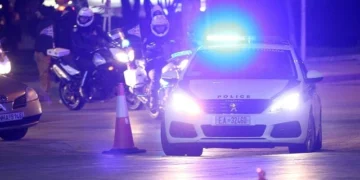 Συνελήφθη μεθυσμένη 30χρονη οδηγός που έπεσε πάνω σε 14 σταθμευμένα αυτοκίνητα στους Αμπελόκηπους