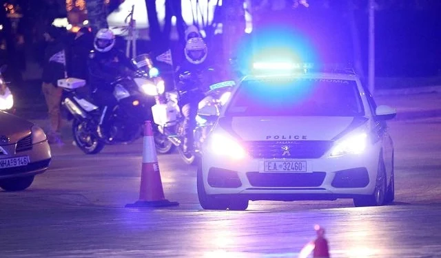 Συνελήφθη μεθυσμένη 30χρονη οδηγός που έπεσε πάνω σε 14 σταθμευμένα αυτοκίνητα στους Αμπελόκηπους