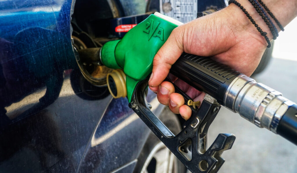 Συνεχίζεται η αύξηση τιμών στα καύσιμα: Ποιες ευρωπαϊκές χώρες μειώνουν τους φόρους – Ποια σενάρια εξετάζει η κυβέρνηση