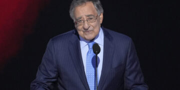 Πρώην διευθυντής της CIA, Λεόν Πανέτα, για τον Τραμπ: «Είναι αφελής, βρίσκεται σε πολύ δύσκολη θέση»