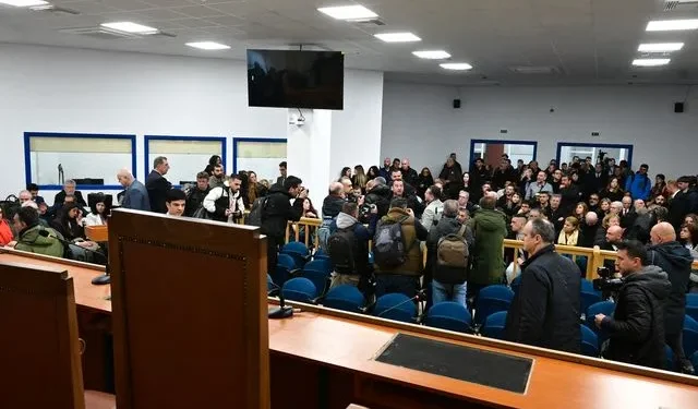 Οργισμένη ανακοίνωση από τους Δικηγορικούς Συλλόγους Ελλάδος για τη δίκη Τεμπών: “Η σημερινή εικόνα μας προσβάλλει όλους”