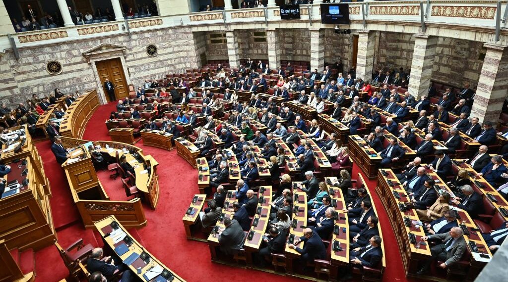 Σφοδρές αντιδράσεις της αντιπολίτευσης για τα μέτρα της κυβέρνησης