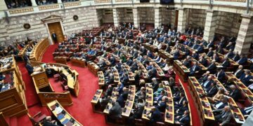 Σφοδρές αντιδράσεις της αντιπολίτευσης για τα μέτρα της κυβέρνησης