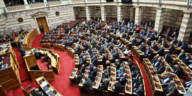 Σφοδρές αντιδράσεις της αντιπολίτευσης για τα μέτρα της κυβέρνησης