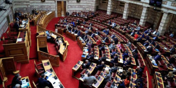 Βουλή: Πέρασε με 158 ψήφους το νομοσχέδιο του Υπουργείου Μεταφορών για τα ταξί