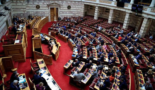 Βουλή: Πέρασε με 158 ψήφους το νομοσχέδιο του Υπουργείου Μεταφορών για τα ταξί