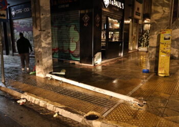 Αυτοκίνητο καρφώθηκε σε καφετέρια στα Εξάρχεια