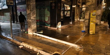 Αυτοκίνητο καρφώθηκε σε καφετέρια στα Εξάρχεια