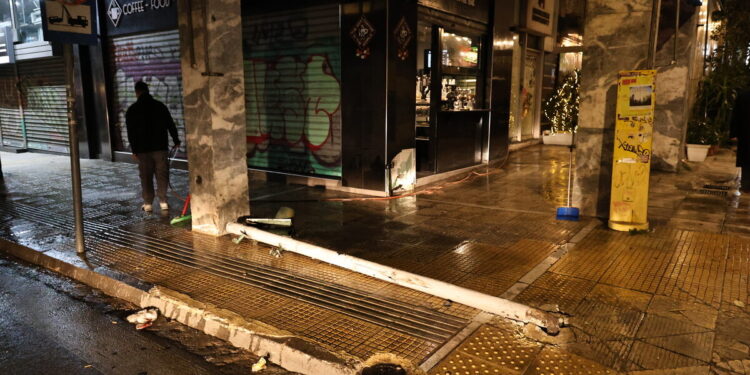 Αυτοκίνητο καρφώθηκε σε καφετέρια στα Εξάρχεια