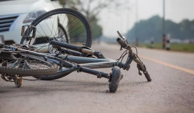 Σοβαρό τροχαίο στο Μεσολόγγι: ΙΧ παρέσυρε μαθήτρια ενώ έκανε ποδήλατο