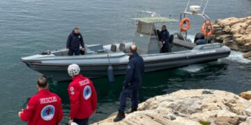 Έρευνες στη Βουλιαγμένη για τον 34χρονο δύτη που αγνοείται: Εντοπίστηκαν βατραχοπέδιλο, φιάλη οξυγόνου και υποβρύχιο scooter