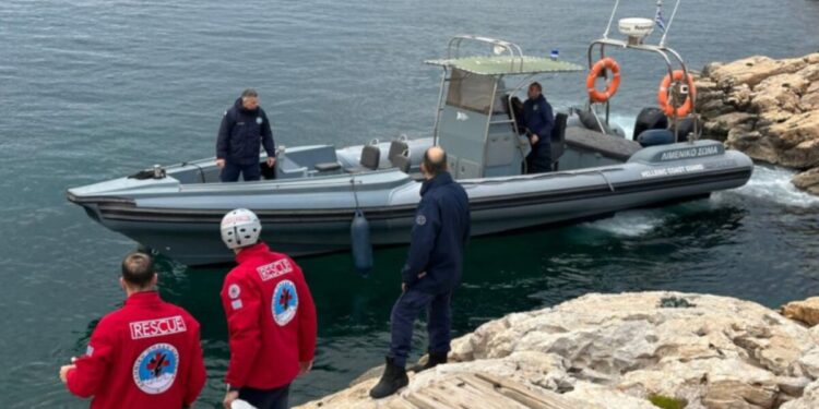 Έρευνες στη Βουλιαγμένη για τον 34χρονο δύτη που αγνοείται: Εντοπίστηκαν βατραχοπέδιλο, φιάλη οξυγόνου και υποβρύχιο scooter