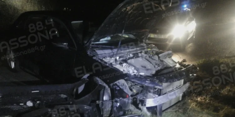 Σφοδρή σύγκρουση δύο ΙΧ στην Ελασσόνα – Ένας νεκρός και δύο τραυματίες