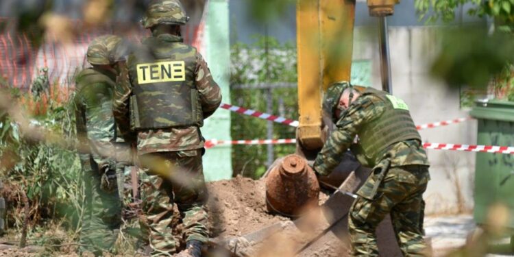 Πεύκη: Εντοπίστηκε σε οικοδομή οβίδα του Β’ Παγκοσμίου Πολέμου – Διακοπή της κυκλοφορίας