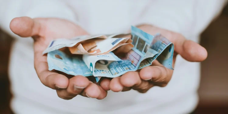 Ο κατώτατος μισθός αυξάνεται στα 920 ευρώ από 1η Απριλίου