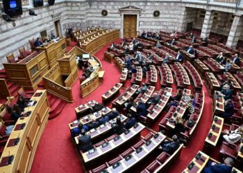 Σφοδρές αντιδράσεις της αντιπολίτευσης για τις ανακοινώσεις της κυβέρνησης για τον κατώτατο μισθό