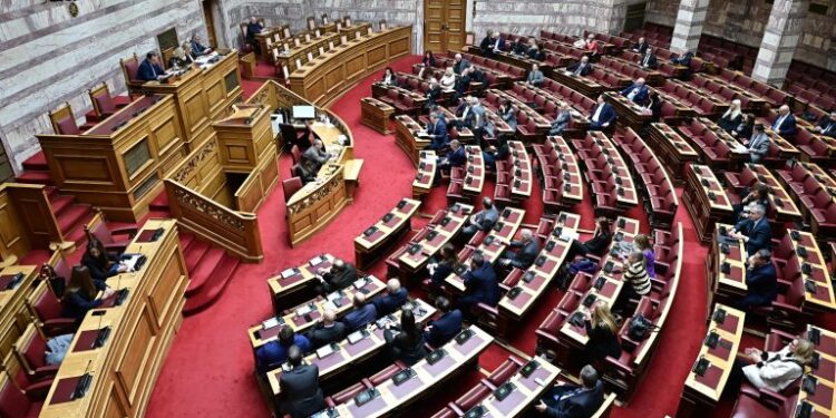 Σφοδρές αντιδράσεις της αντιπολίτευσης για τις ανακοινώσεις της κυβέρνησης για τον κατώτατο μισθό