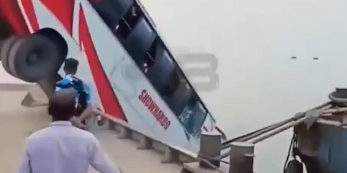 Μπαγκλαντές: Λεωφορείο έπεσε σε ποτάμι – 18 νεκροί, πολλοί αγνοούμενοι