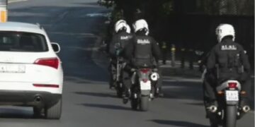 35χρονος επιτέθηκε με τσεκούρι σε αστυνομικό στους Αμπελόκηπους