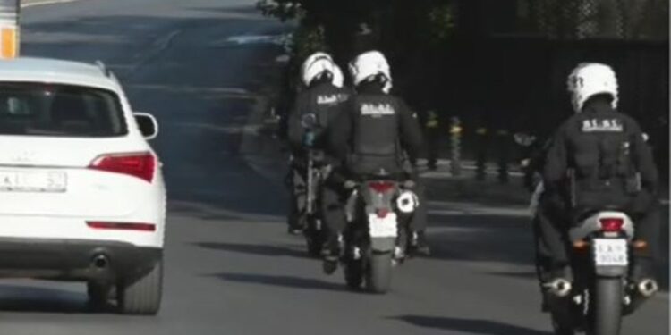 35χρονος επιτέθηκε με τσεκούρι σε αστυνομικό στους Αμπελόκηπους