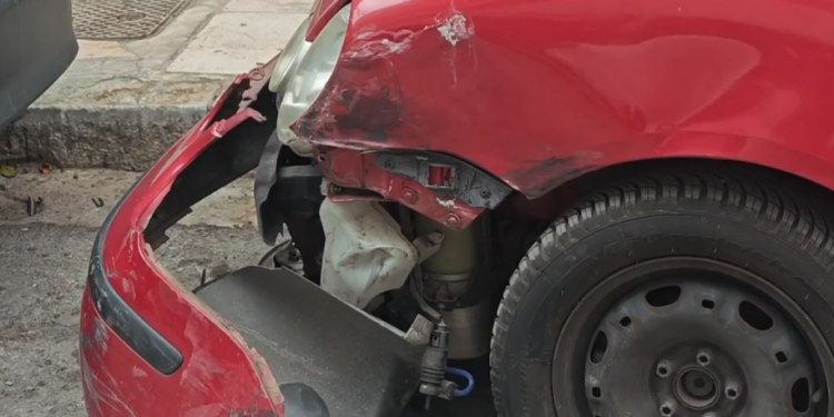 Παγκράτι: Μεθυσμένη οδηγός χτύπησε τρία ΙΧ και μηχανάκι και «καρφώθηκε» σε είσοδο πολυκατοικίας